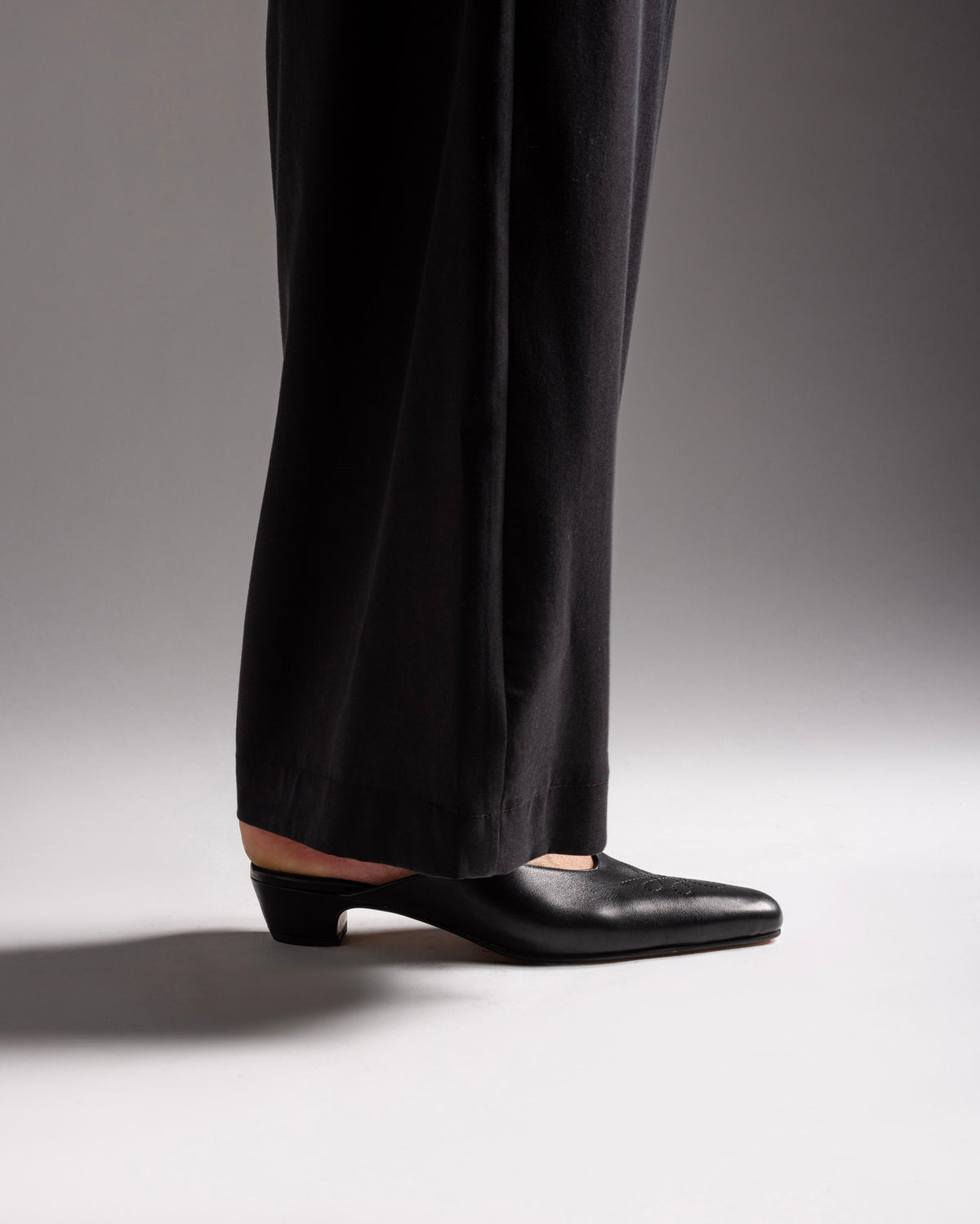 ARUJU SLIPERRS MULES Black