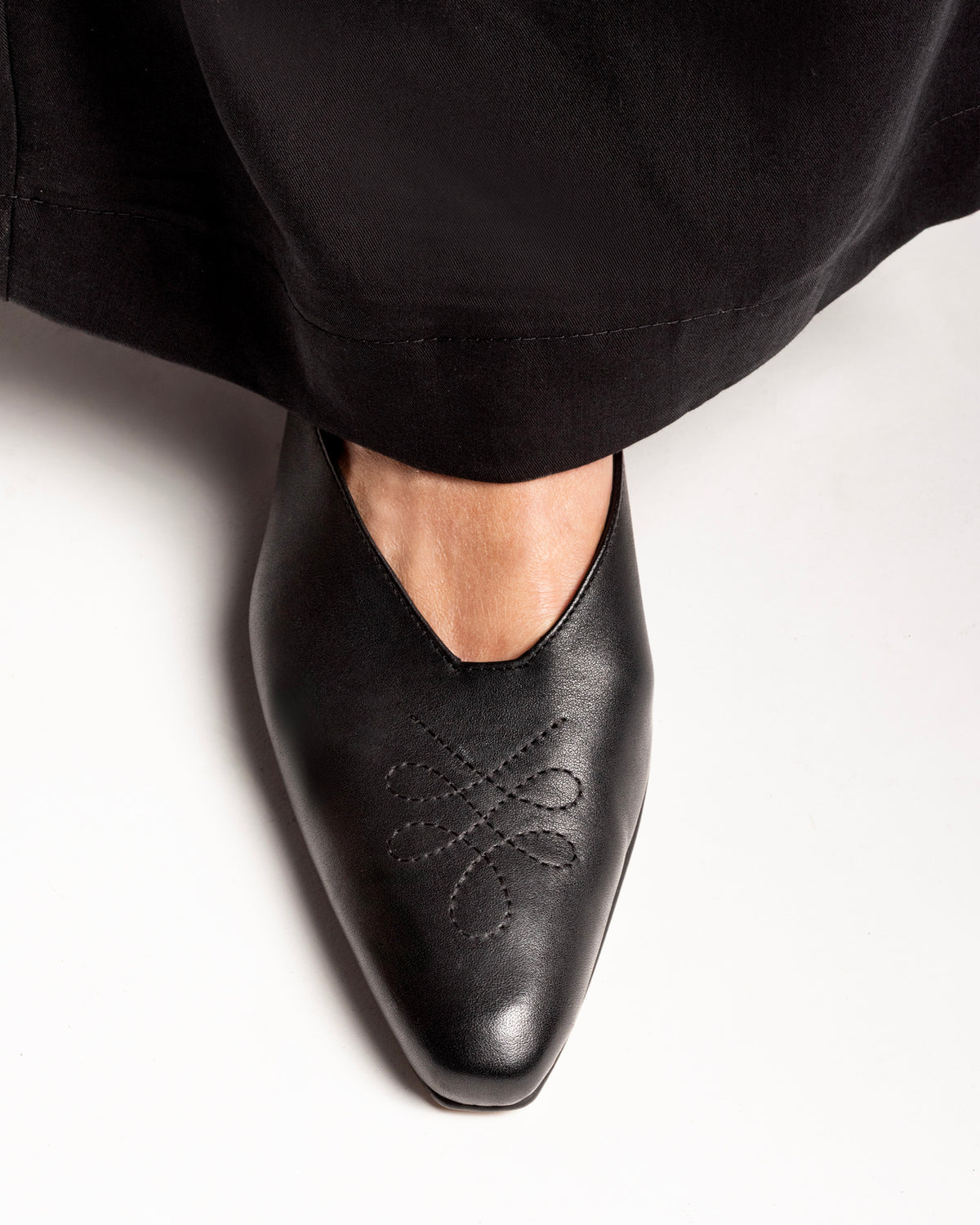 ARUJU SLIPERRS MULES Black