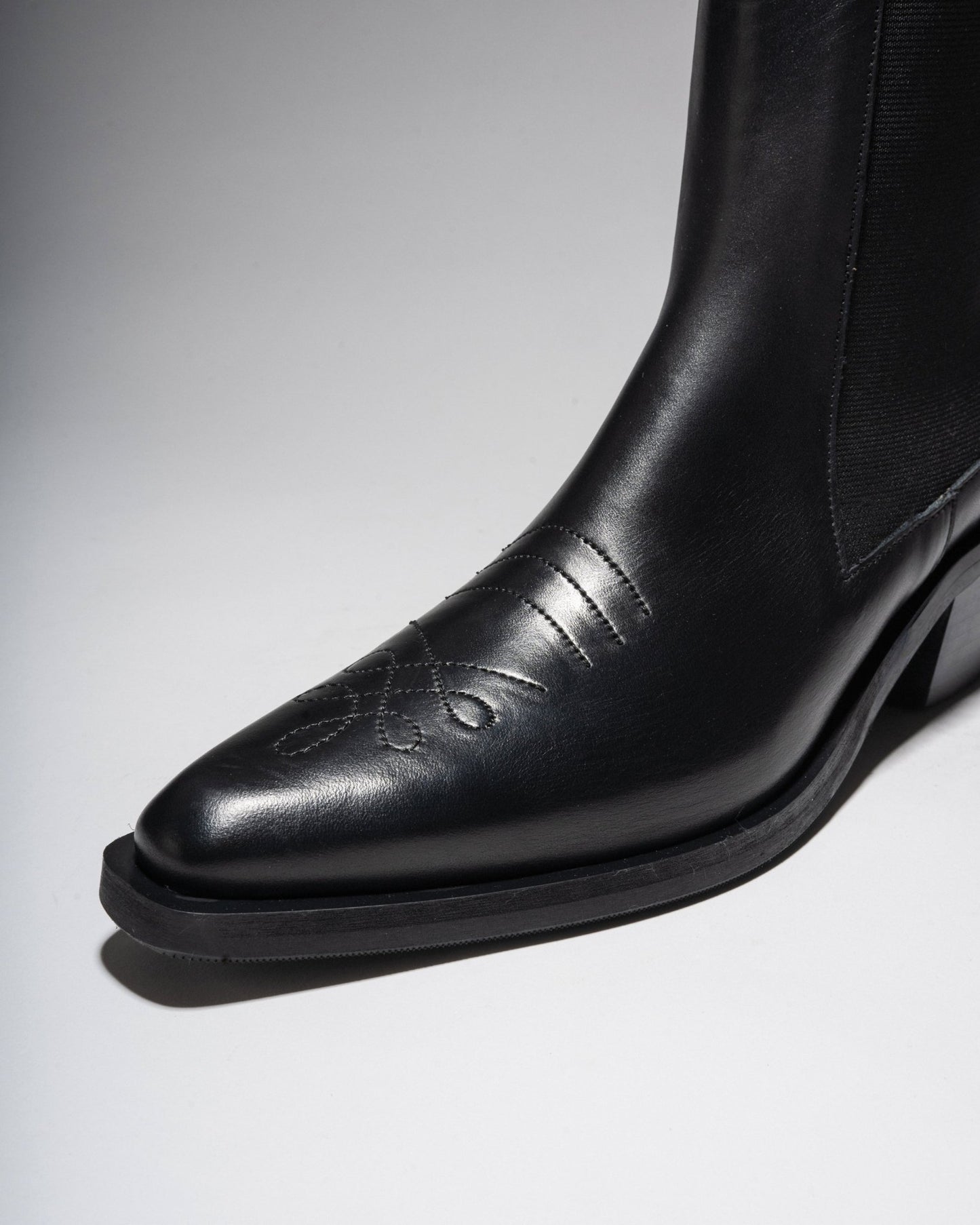 ARUJU Black Chelsea Boot - LAX