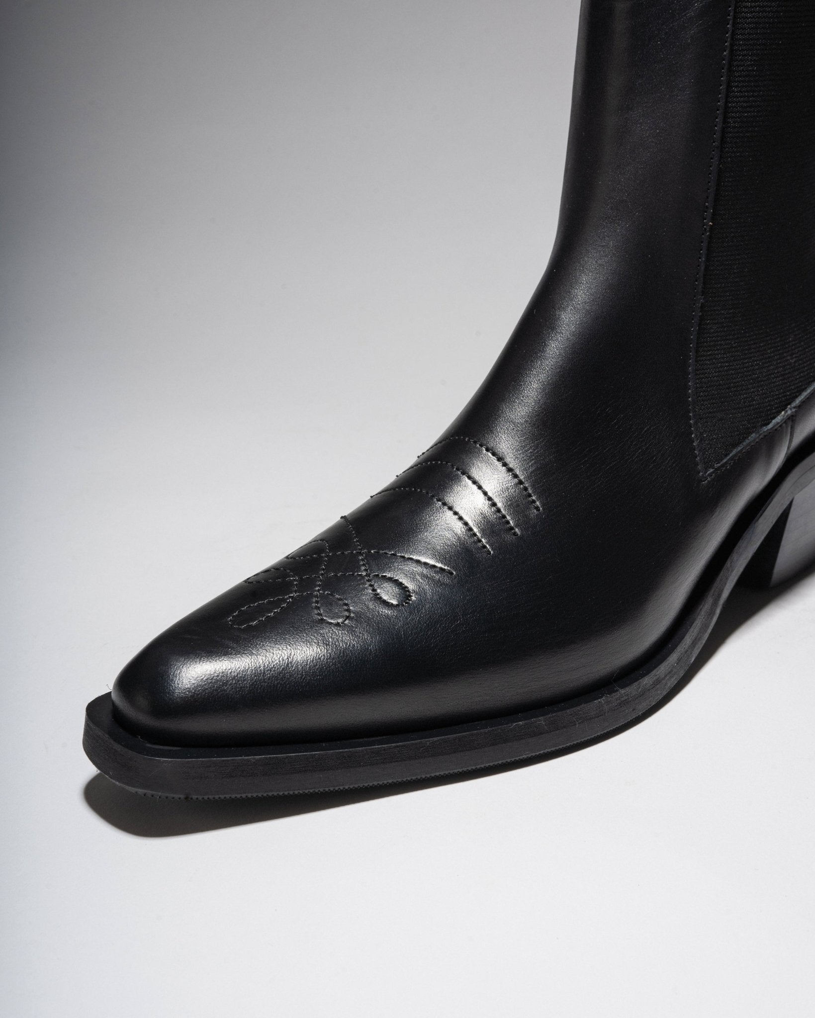ARUJU Black Chelsea Boot - LAX