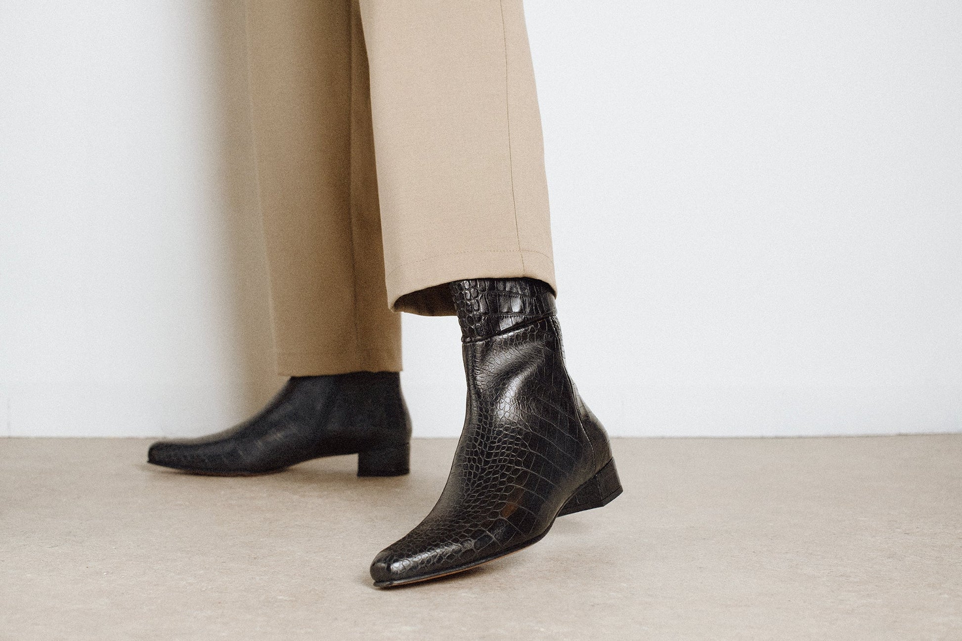 ROBERT Flat Black Croc - LAX